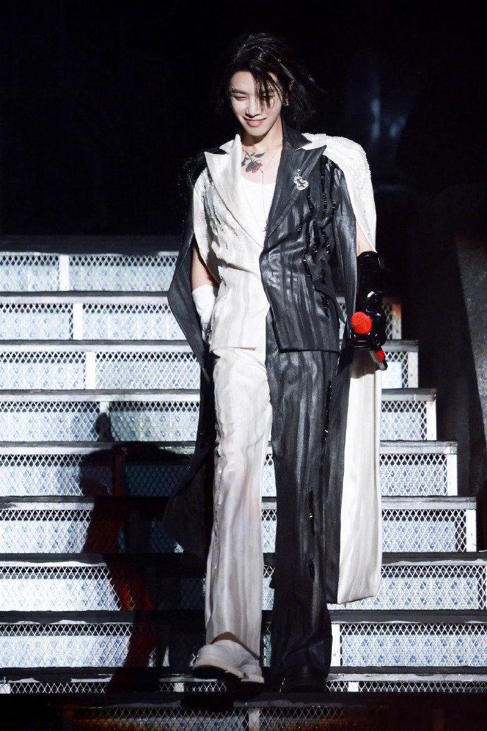 华晨宇时隔6年再当音综评审谁懂啊！等了六年终于等到花花的音综评审，稳扎稳打的成长