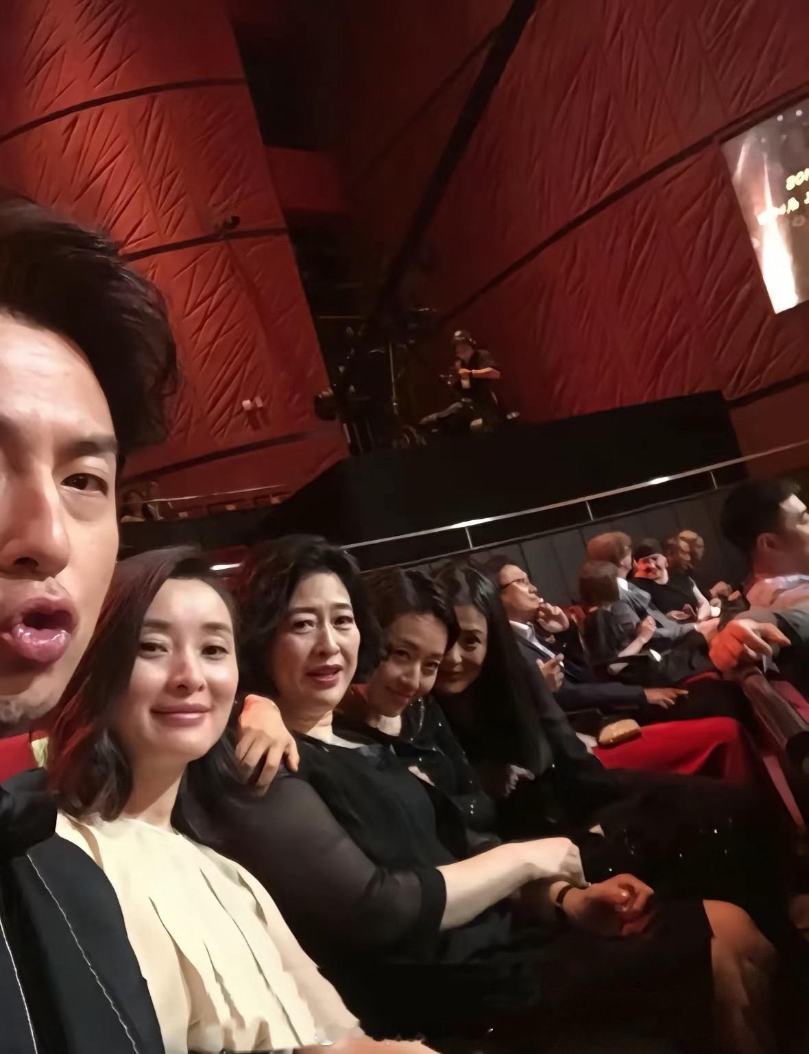 陈俊生、凌玲、罗子君妈妈、罗子君在上戏80周年校庆再同台，最强售后。谁能想到《我