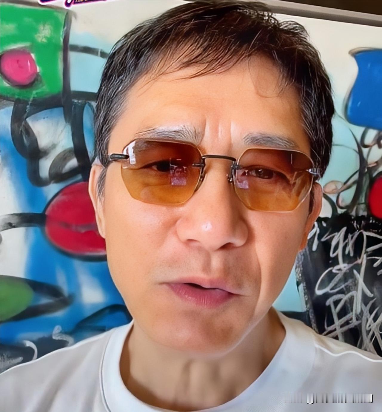 梁朝伟罕见在综艺上发声，他说自己担心刘嘉玲上综艺，因为老婆洁癖严重，住的地方脏会