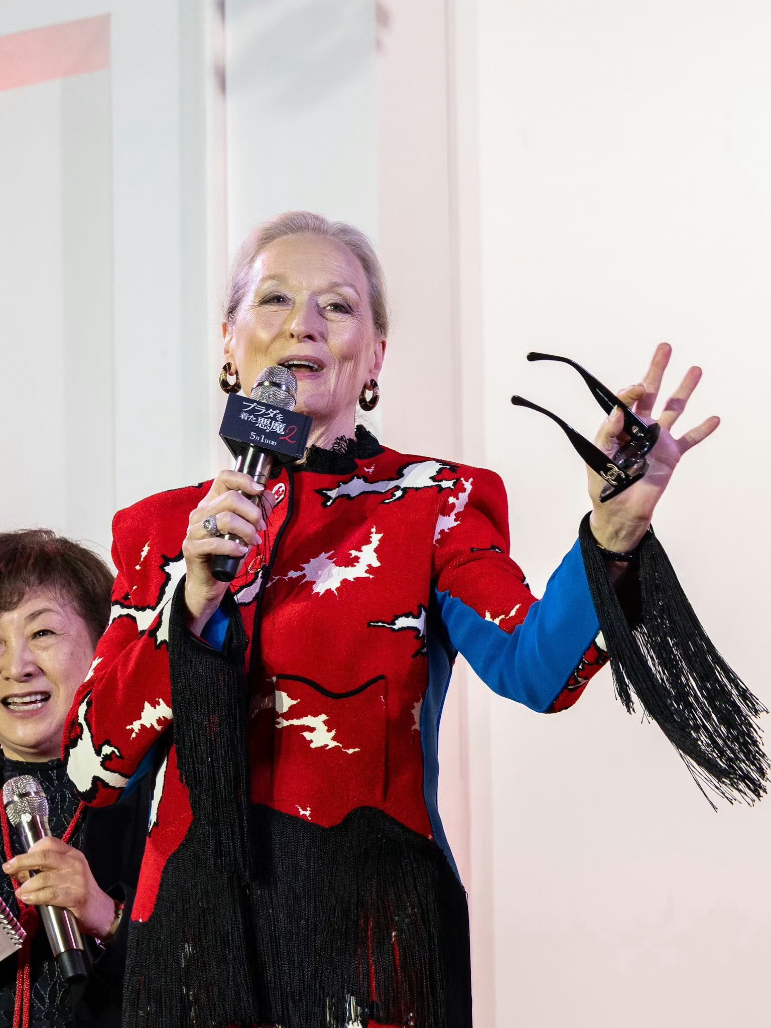 梅姨真的把这身非常难穿的Chanel 2026手工坊演绎的特别特别好看。她的 造