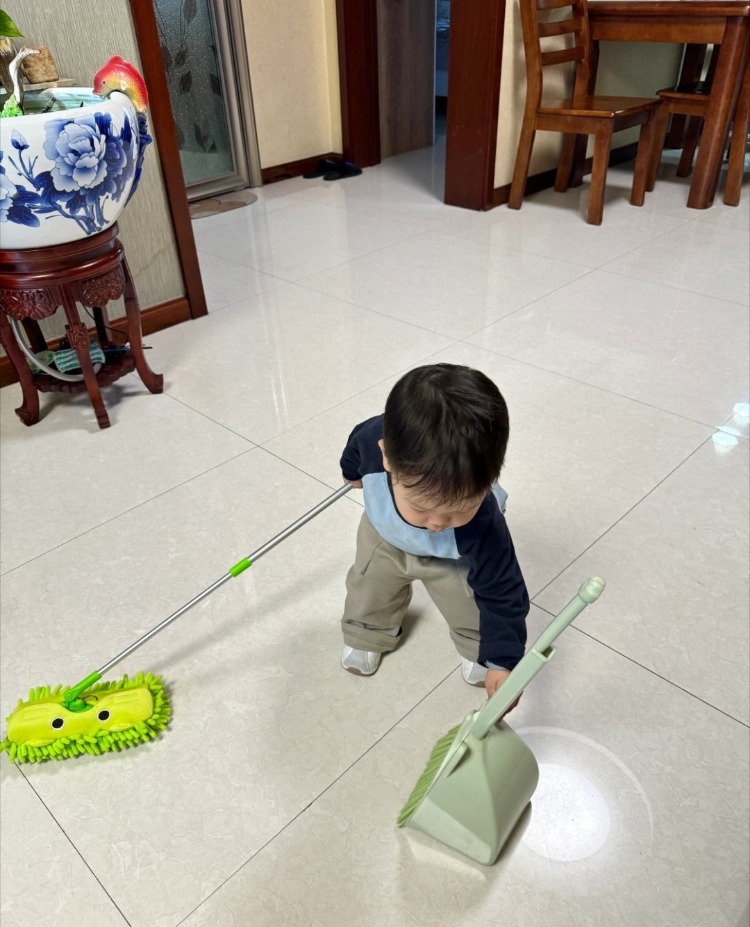 小时候看我妈拖地擦窗累得腰都直不起来，现在我用扫地机器人、洗碗机、洗地机，家务时