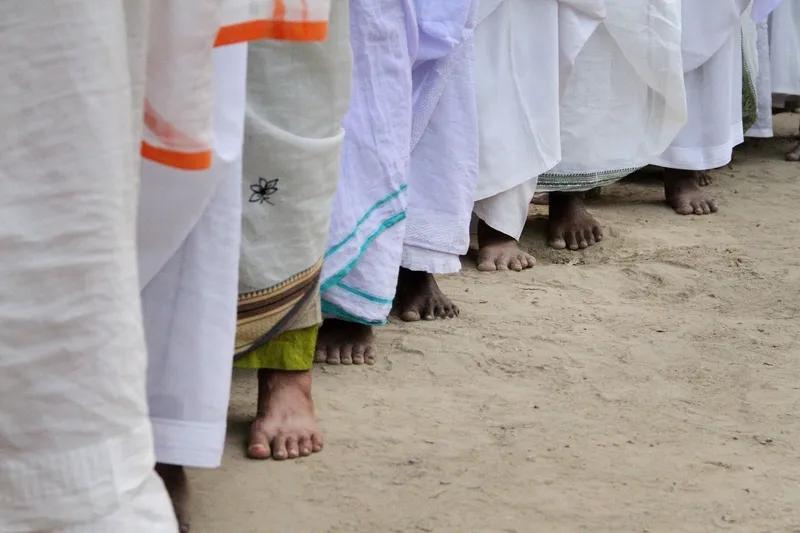 在家里被孤立，那感觉就像掉进了冰窟窿，又冷又无助。我大姐和妹妹拉帮结派孤立我，大