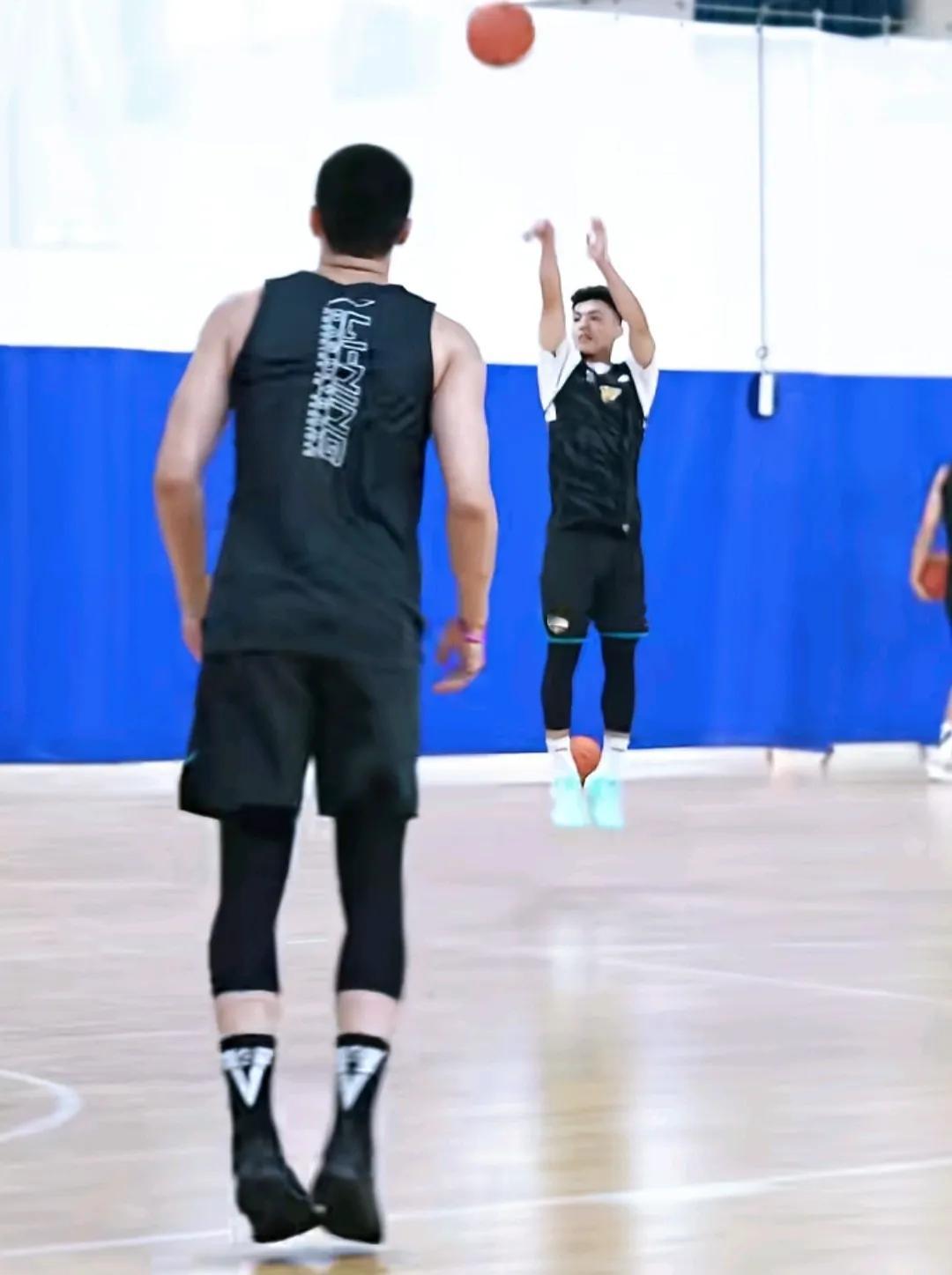 广东队训练备战，为全运会做好准备，虽然人员不齐，但能看到徐杰就足够了。看到他充满