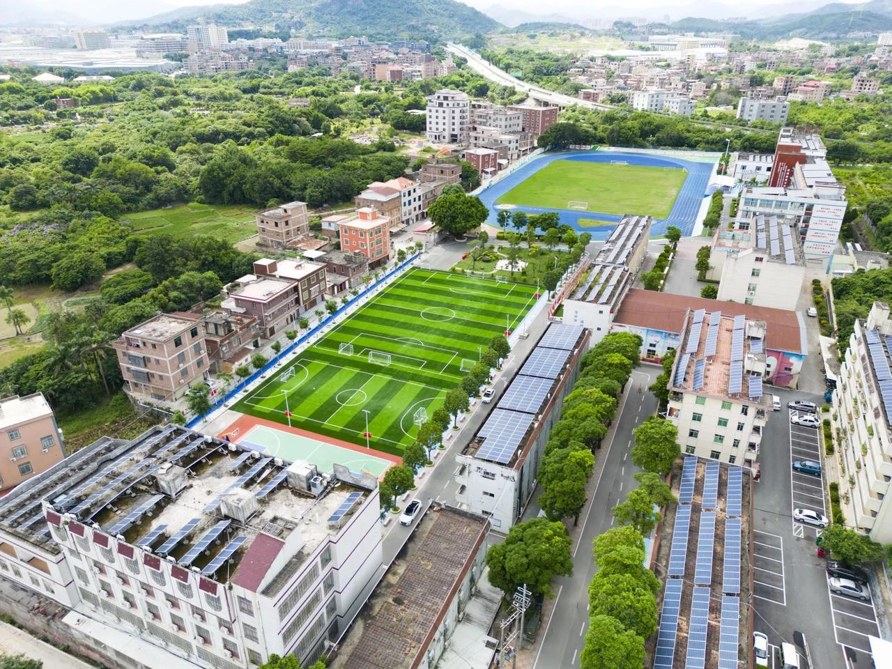 咏“宝莲中学”
家乡的省二级达标中学
宝地育才启智光，
莲开胜境墨流芳，
中怀壮