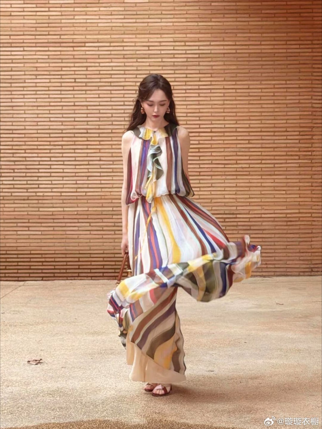 唐嫣好有气质 唐嫣这身造型美到窒息！摇曳生姿超吸睛，飘逸长裙衬得她优雅又清冷，温