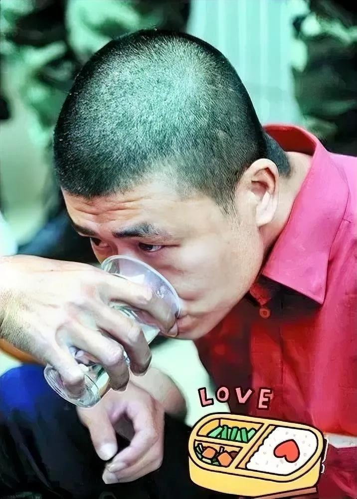 2009年，死刑现场，贩卖毒品犯张立周，喝下了最后一口水，他的脸色泛红、嘴巴大张