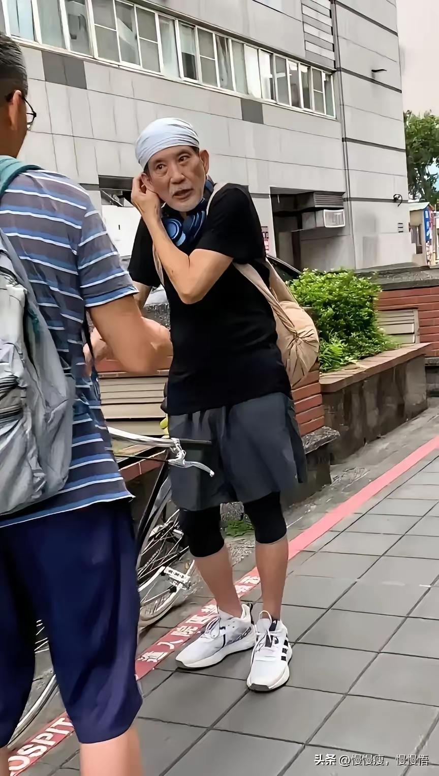 天呐！这是80岁的秦汉吗？真没认出来，男神真的老了。

实话实说秦汉着装年轻化，