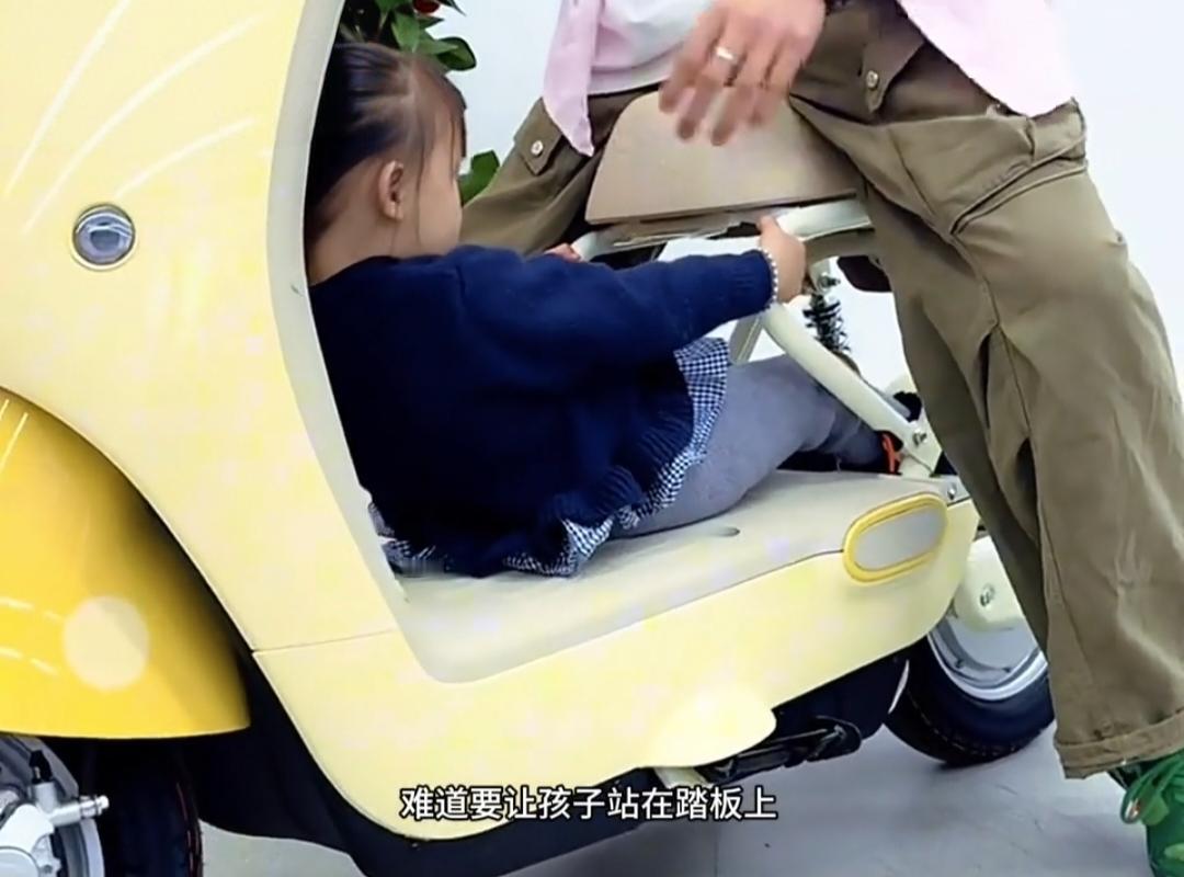 4000块买新国标电动车，竟没法接娃？家长吐槽太坑了！
 
12月起旧国标电动车