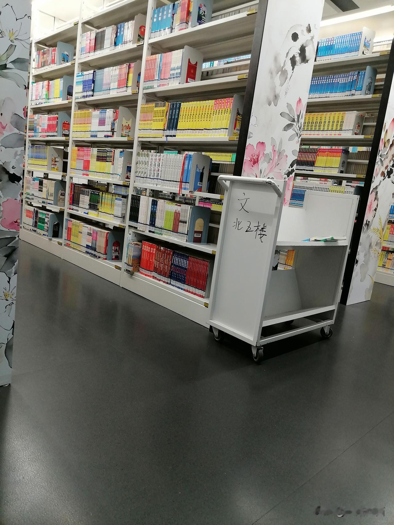 广州图书馆可是广州文化界的“扛把子”。它位于珠江东路4号，前身能追溯到1933年