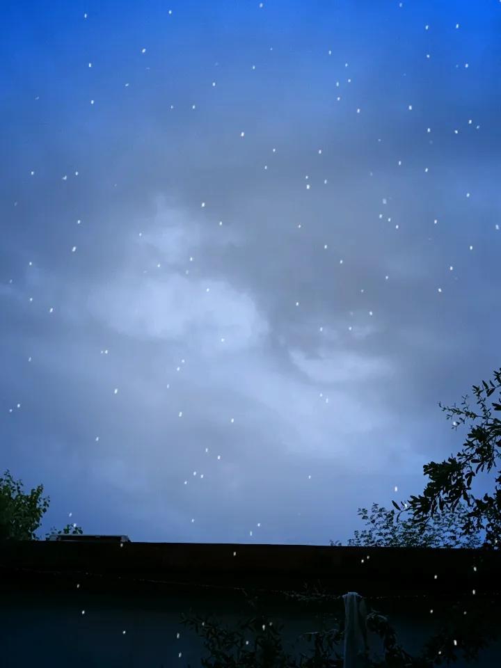 夏日生活打卡季终于下雨了，有一个月没下雨了吧，地里应该很干，这场小雨估计也没太大
