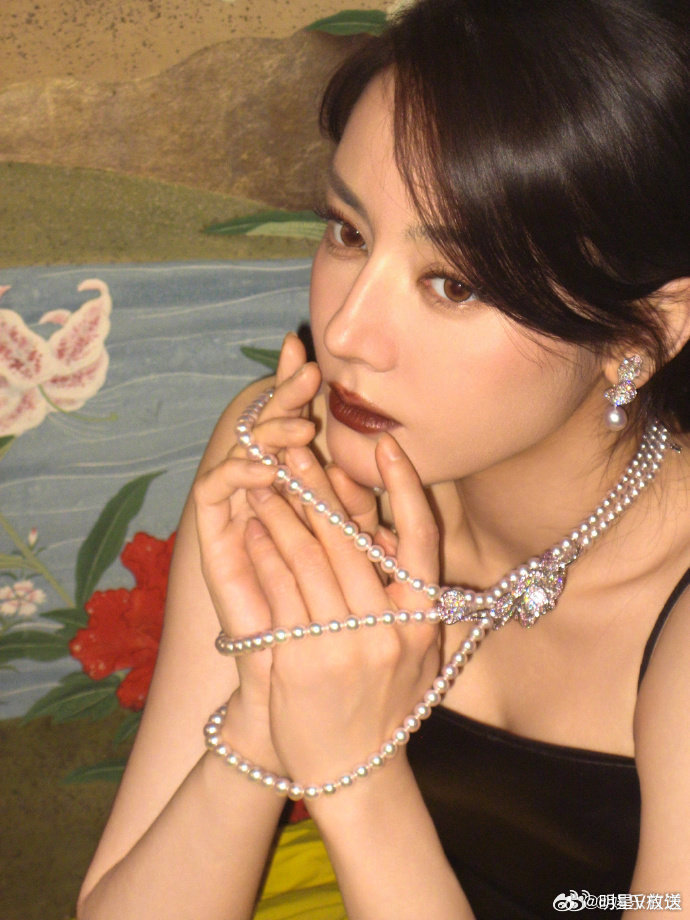 迪丽热巴浓郁口棕妆这个口棕妆好么！完全妈咪，完全高智感看完感觉脑子里要长知识了，