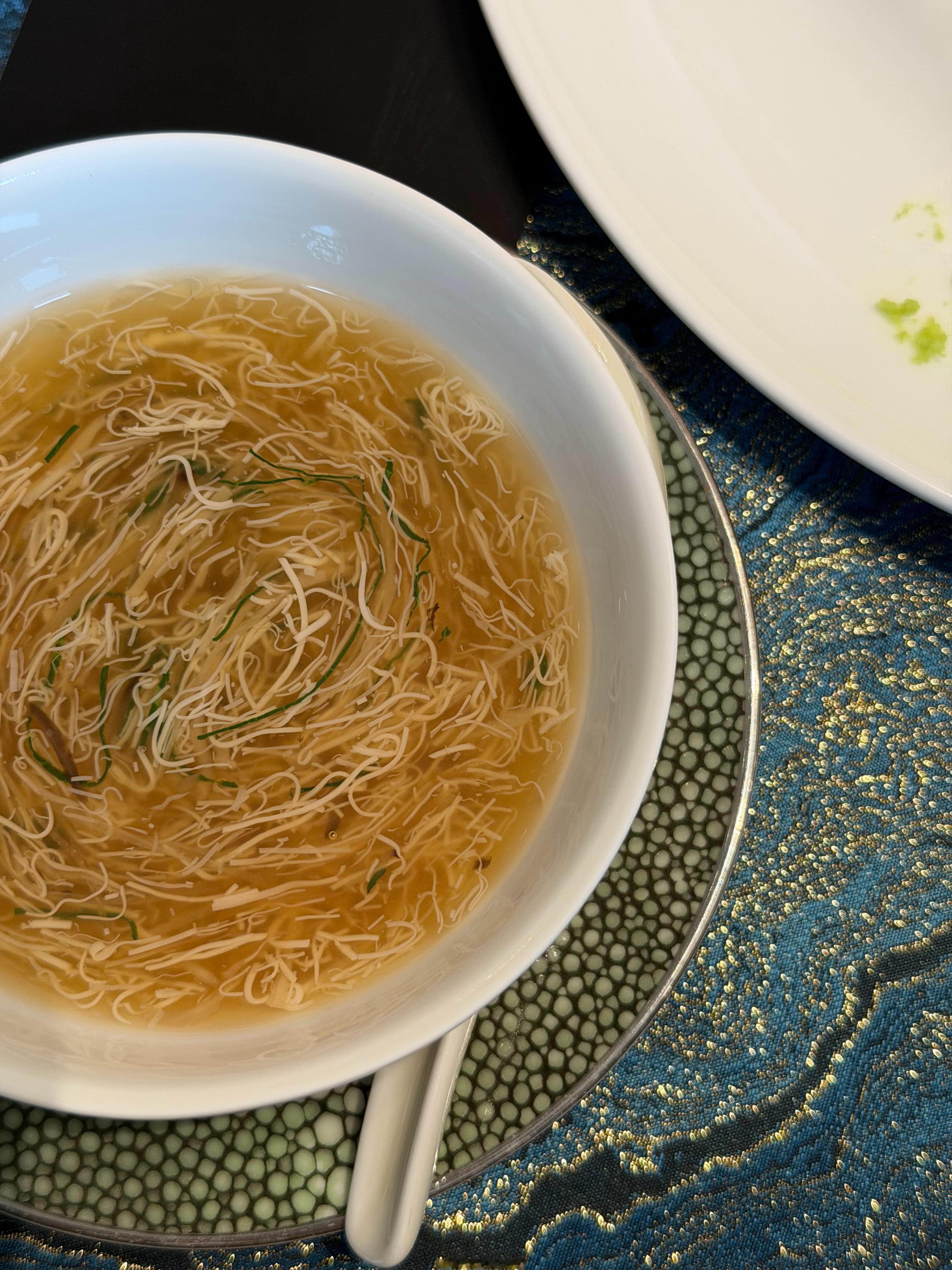 今天中午在汤臣君品恰凯迪拉克 的饭每道菜都是经典的淮扬菜有句话怎么说来着黄河路的