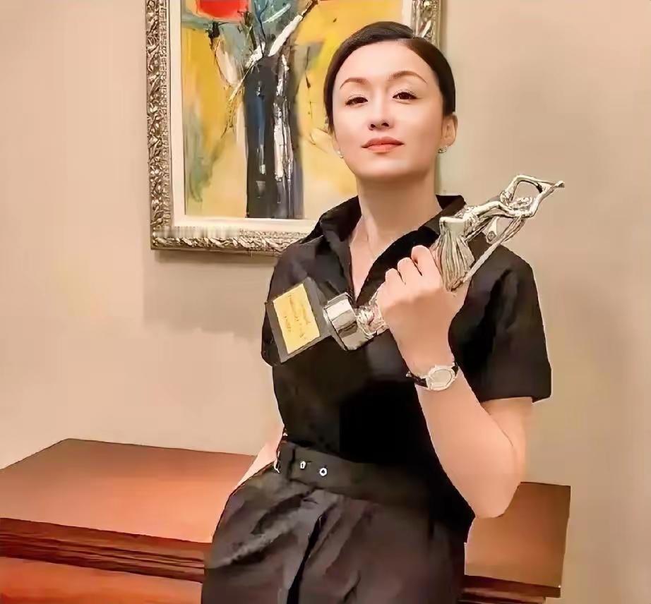 秦雯彻底呆住了，被捞一事越闹越大，
袭警犯罪人，她刚评选上海三八红旗手受到质疑，