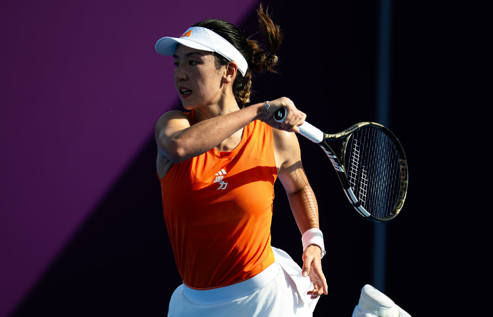 WTA多哈站女单第二轮焦点战，王欣瑜挑战新科澳网冠军莱巴金娜，她在第二盘错过4-