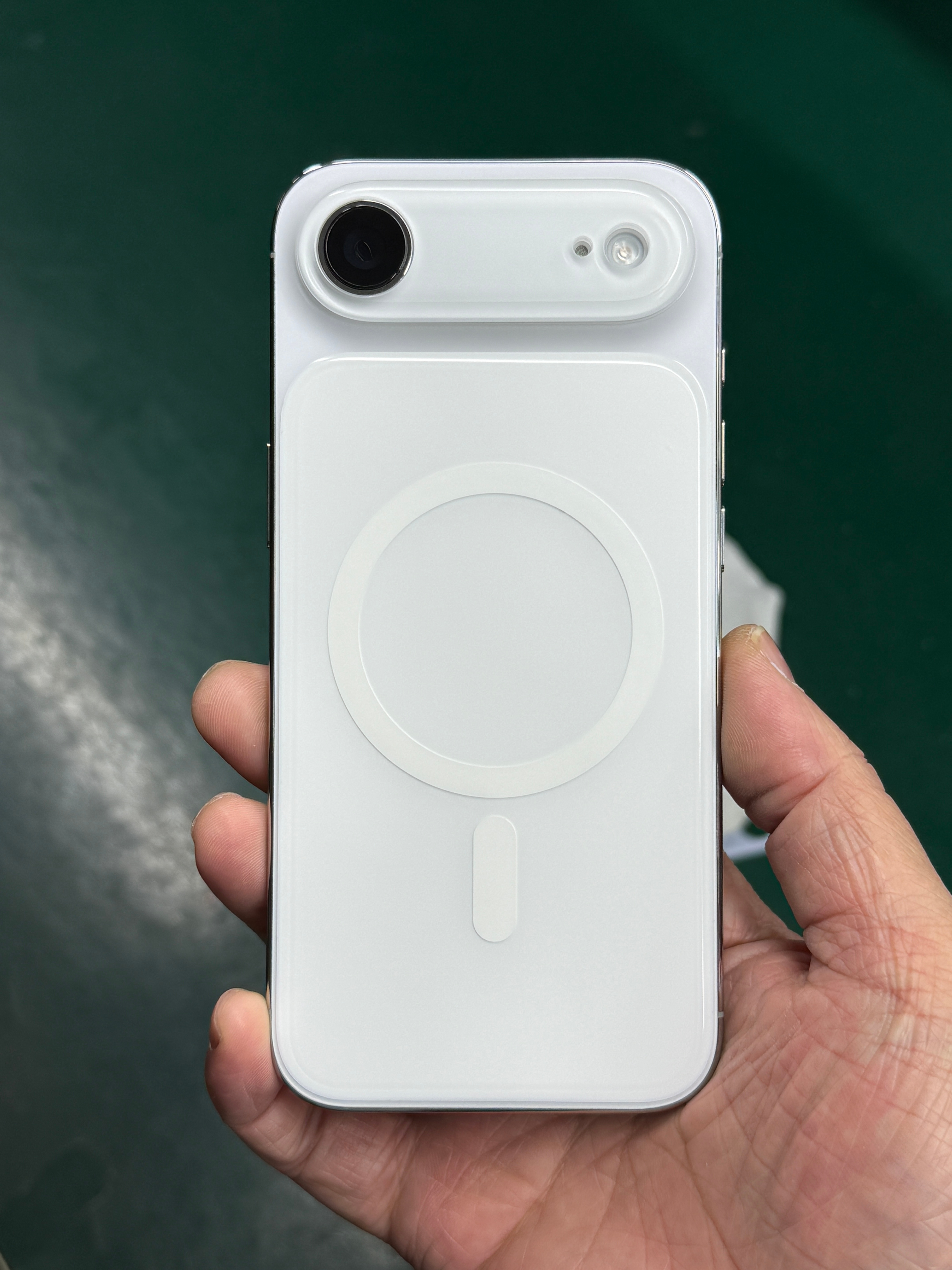 今晚干 iPhoneAir 平嵌磁贴。这个磁贴厚度1mm，内置磁铁，重量预计在1