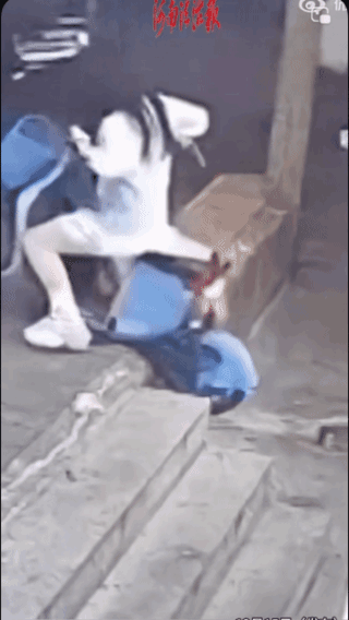 倒扣下去了，
摔得真不轻啊！