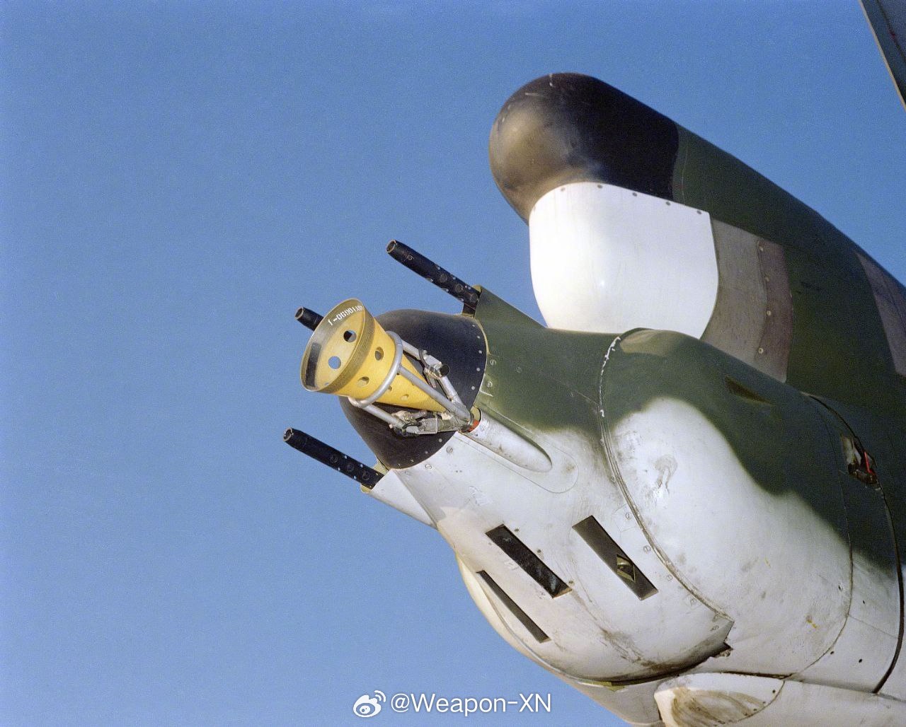 #兵器影像[超话]# B-52G尾部机枪塔替换一挺机枪的是个什么装置？有谁认得？