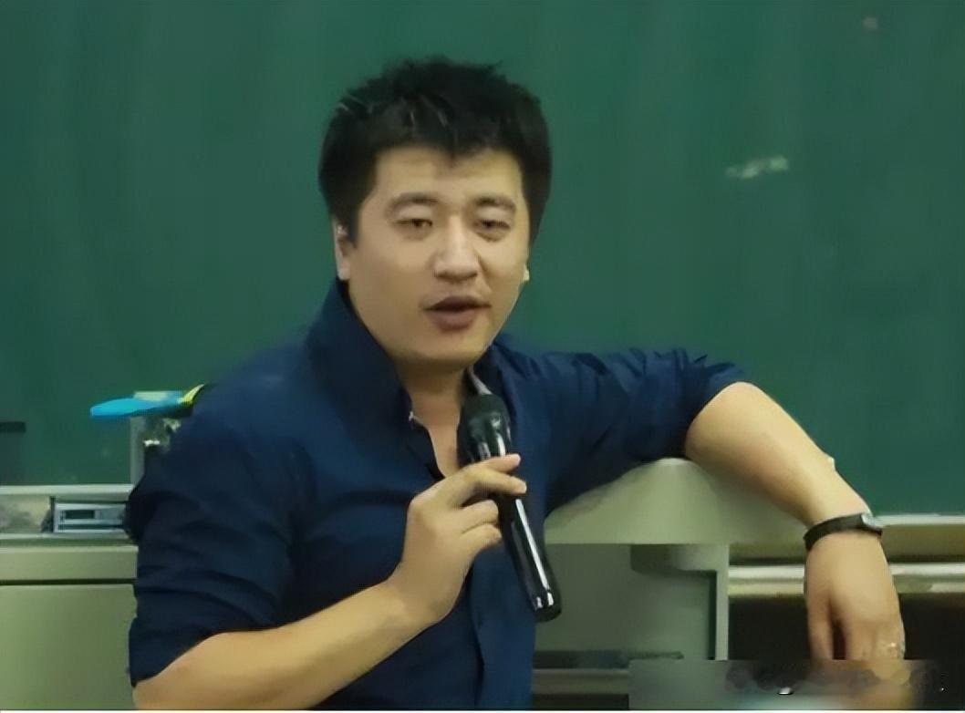张雪峰讲过一件事：
“一间宿舍六个女生，四个成天看似熬夜追剧打游戏。毕业后五个人