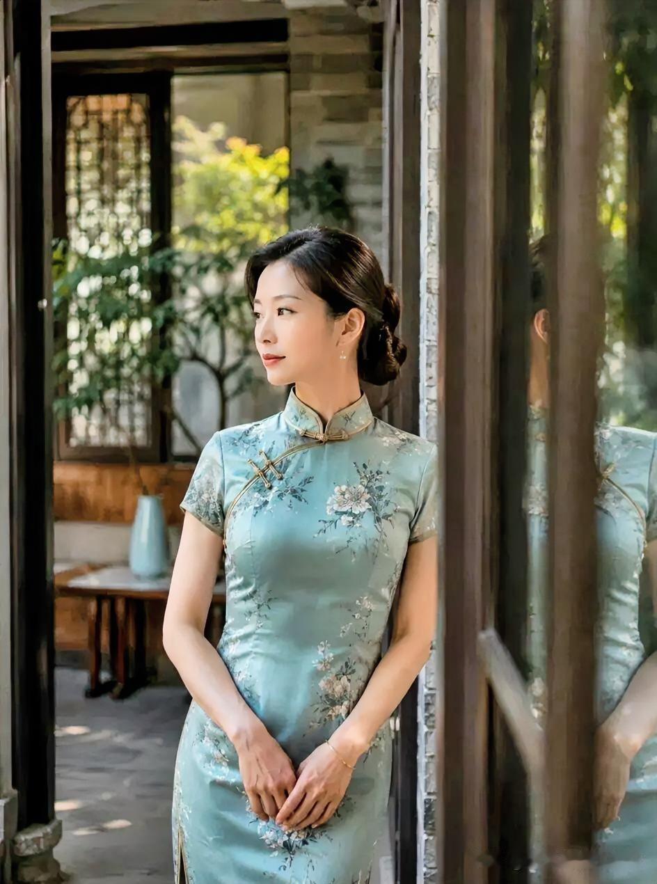 下联：月影穿窗人欲眠
上联：有请雅士[玫瑰][玫瑰][玫瑰]