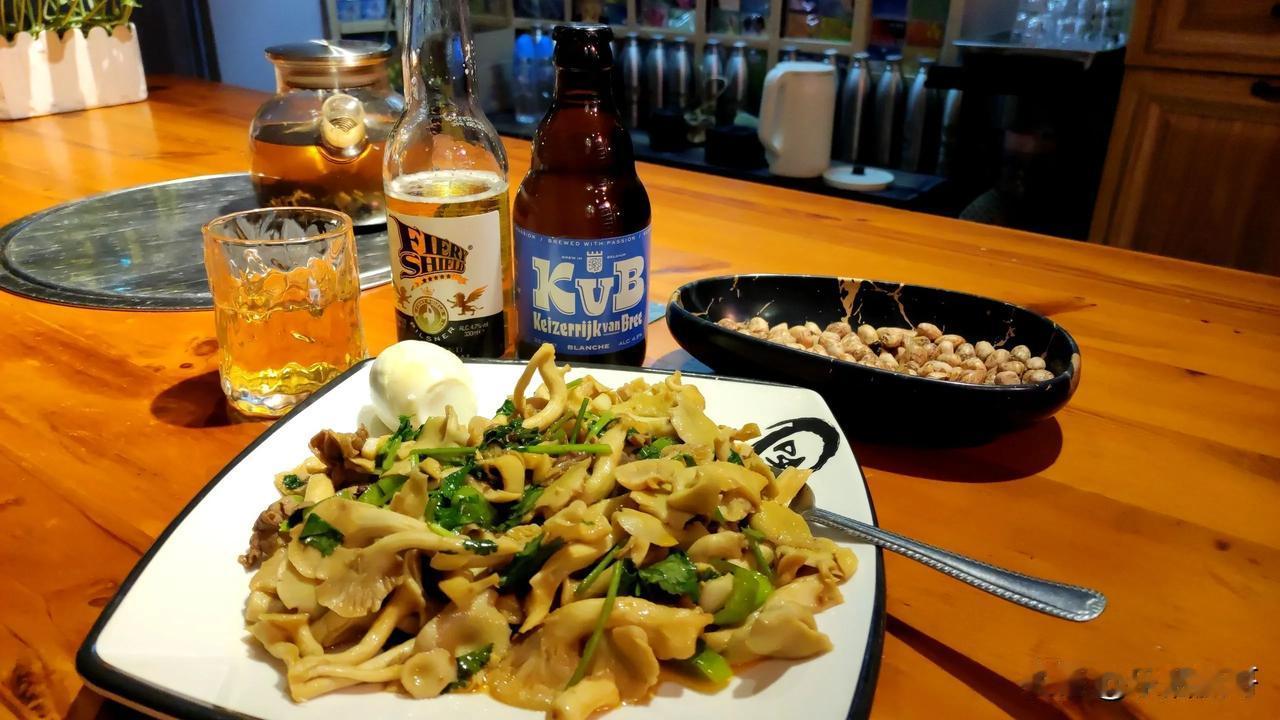 [灵光一闪]自斟自饮的感觉，如何？
一盘肉片炒鲜蘑，一碟盐爆花生米，几杯啤酒，这