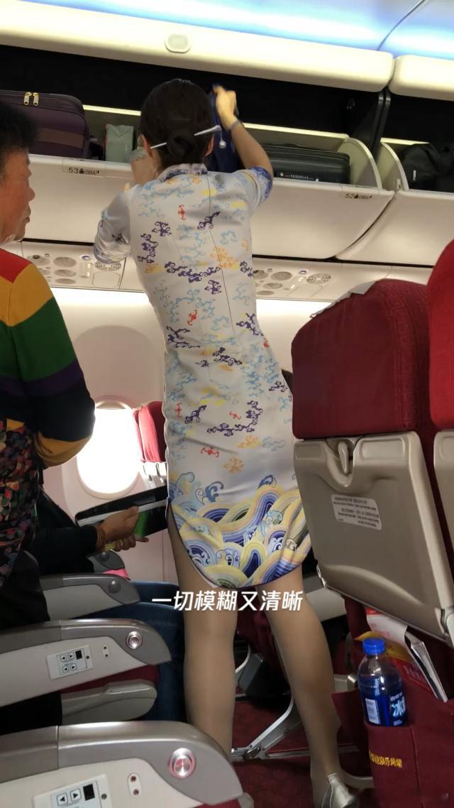 海航空姐统一戴长发簪遭质疑不安全该说不说，真的挺好看这个发簪之前是塑料电镀的后来