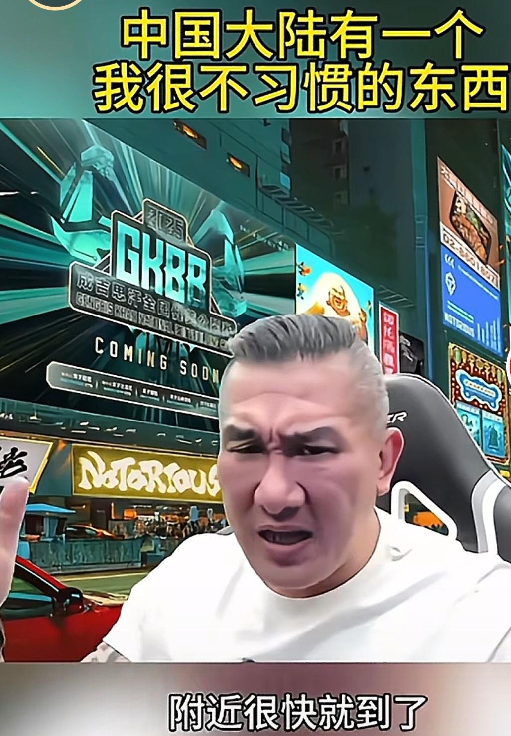 馆长说大陆有一个他很不习惯的东西。
草原在哪里？
附近！
开车一个小时。
吃饭去