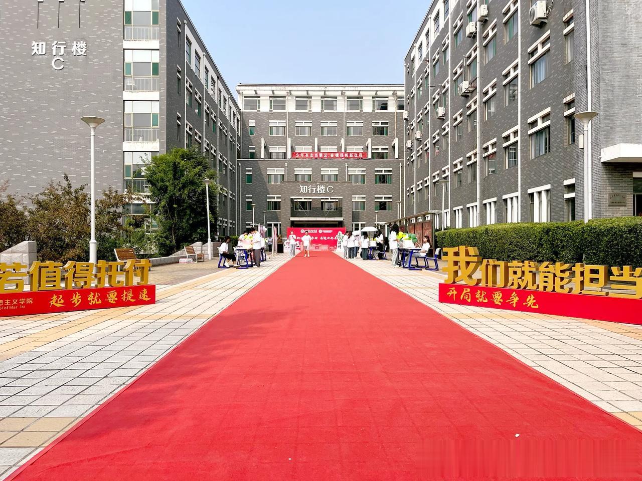 又是一年大学开学迎新季[比个心][比个心]
这是全国疫情全面放开后，
高校的第一