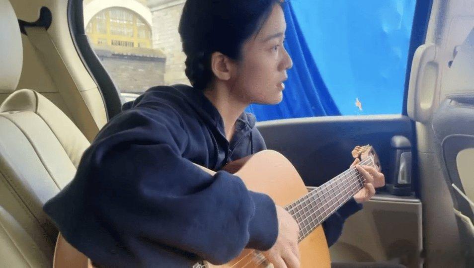 张雪迎练吉他张雪迎演技在线，为贴合角色私下苦练吉他，对待作品真的特别上心 