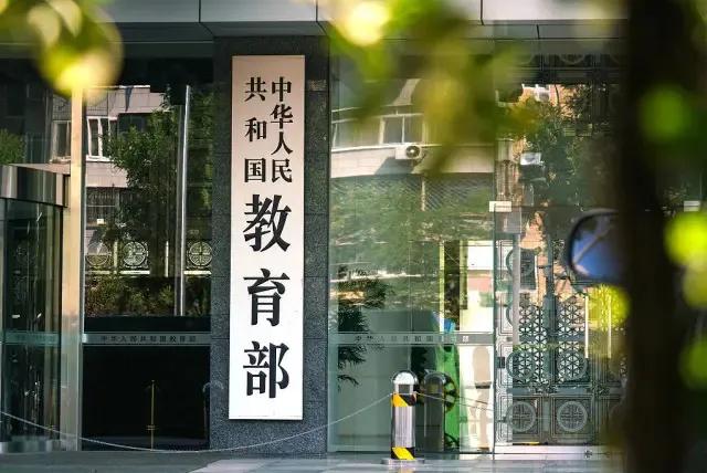 在当今快速变化的社会中，教育终身发展意识显得尤为重要。随着科技的进步和全球化的加