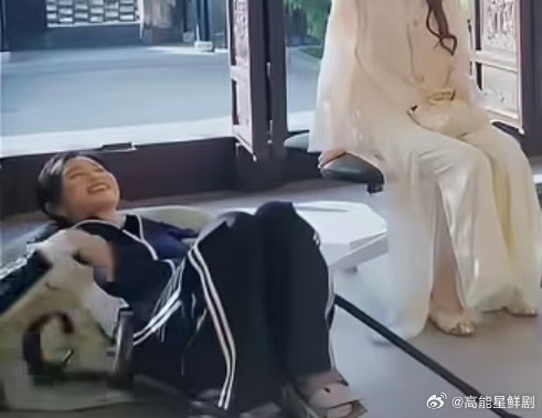 陈妍希葛优躺可算是借着养伤逮住机会尽情偷懒了，陈妍希往软沙发里一瘫，毫无偶像包袱