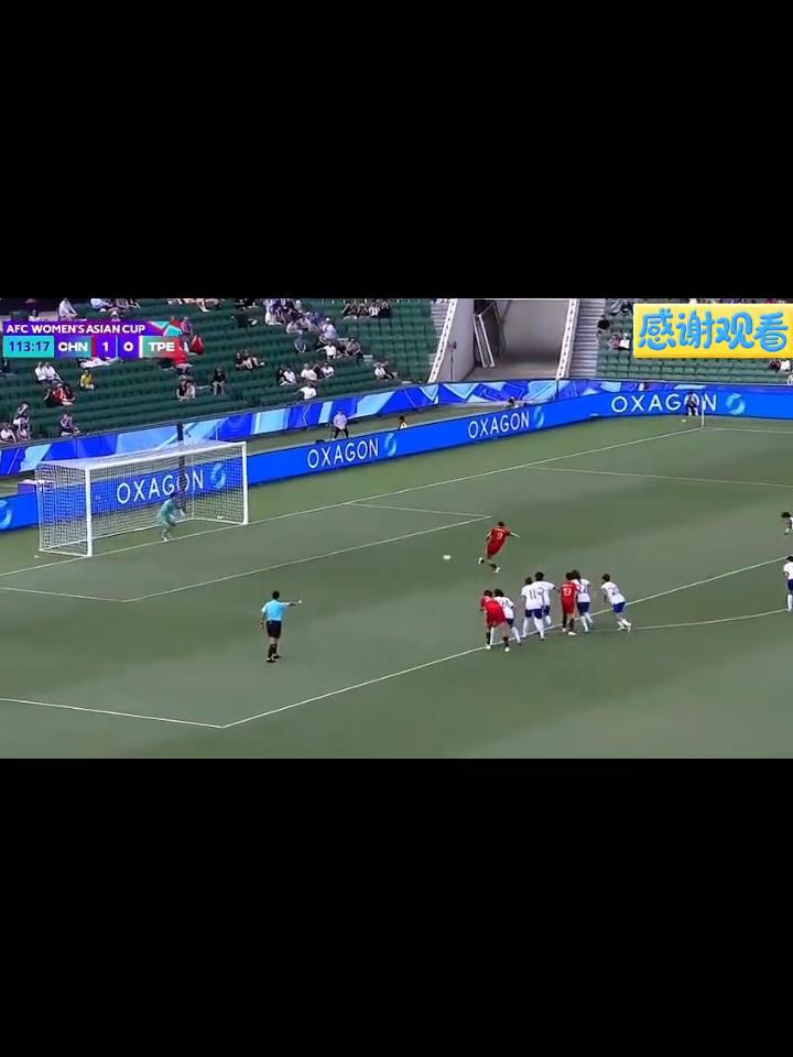 呼日古姆拉站在点球点面对程思宇，点球被扑出来了。程思宇今天是。
