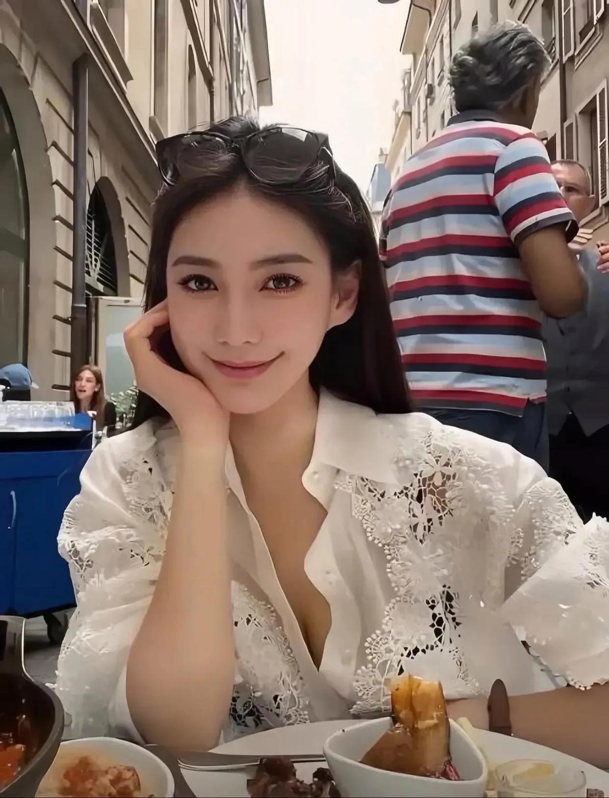 模特都只敢解开两个扣子的上衣，马晓梅却解开了三个！就在汪小菲将要崩溃的时候，马晓