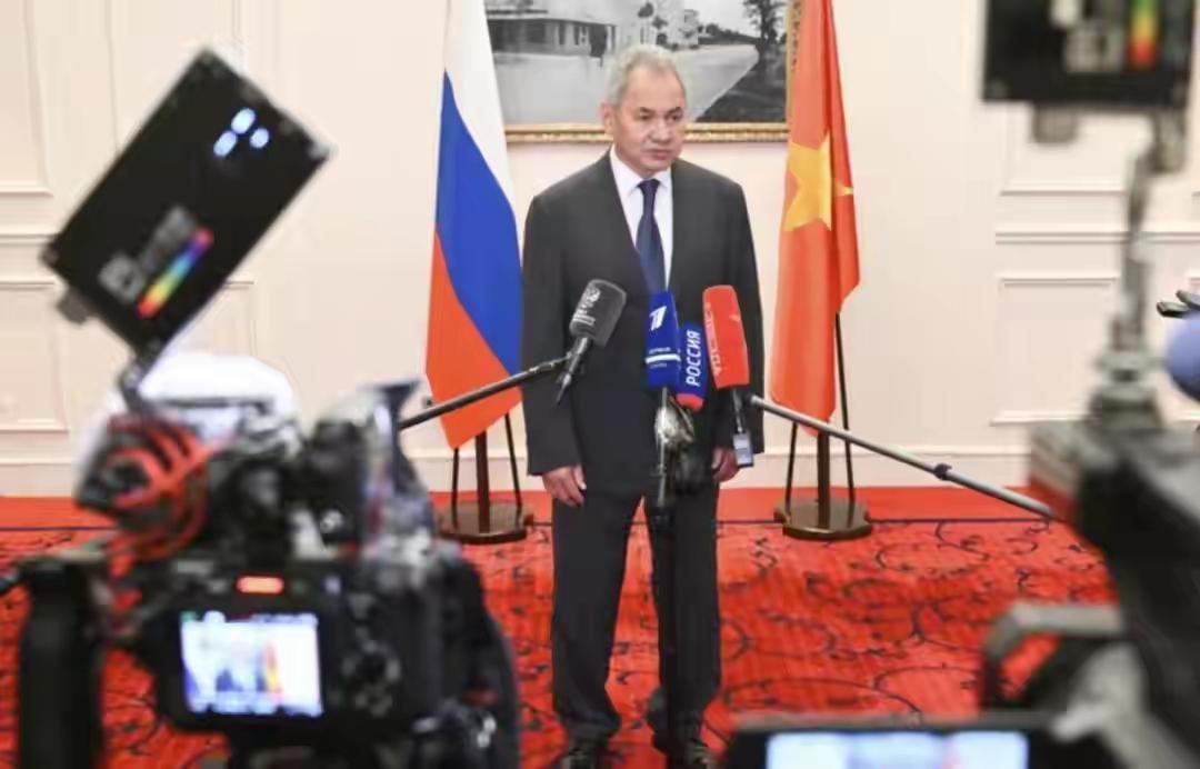 俄方巡演刚毕，绍伊古便抵越深化战略协作，同时强硬警告日本“北约化”倾向！这步棋明