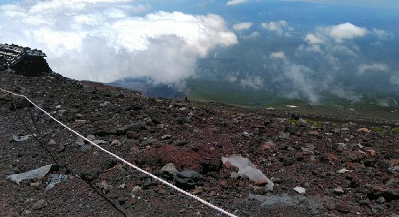 日本一名99岁妇人挑战富士山登顶，不慎跌倒后仍试图继续挑战，结果动弹不得，周五在