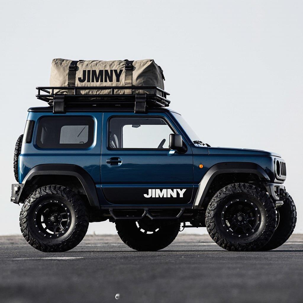 吉姆尼是最有玩具模样的车型，可惜最新的一代却没有来到国内，铃木汽车的确在国内水土