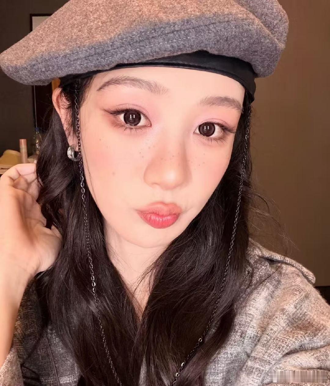 杨紫灰色贝雷帽杨紫灰色贝雷帽好可爱，素颜跑步照好美！杨紫素颜跑步照