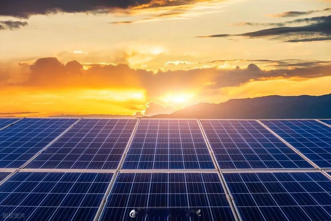 猛料四：行业龙头业绩报喜，光伏产业链盈利修复可期！事件：近日，连续8个季度净利润