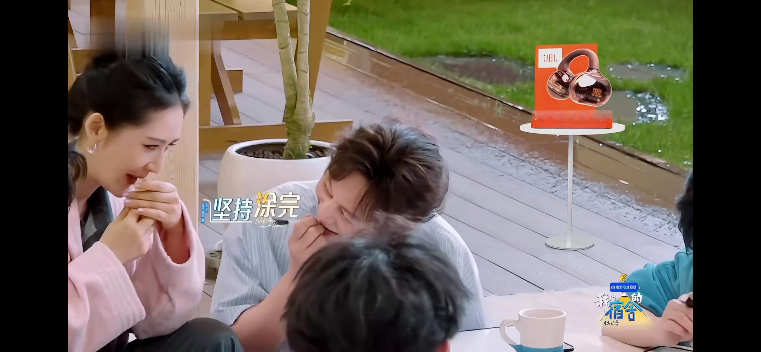 谢娜杨迪用错杯子去后台吐了因为杨迪泡的茶叶没有过滤，她脑补杨迪喝水时喝到茶叶，又