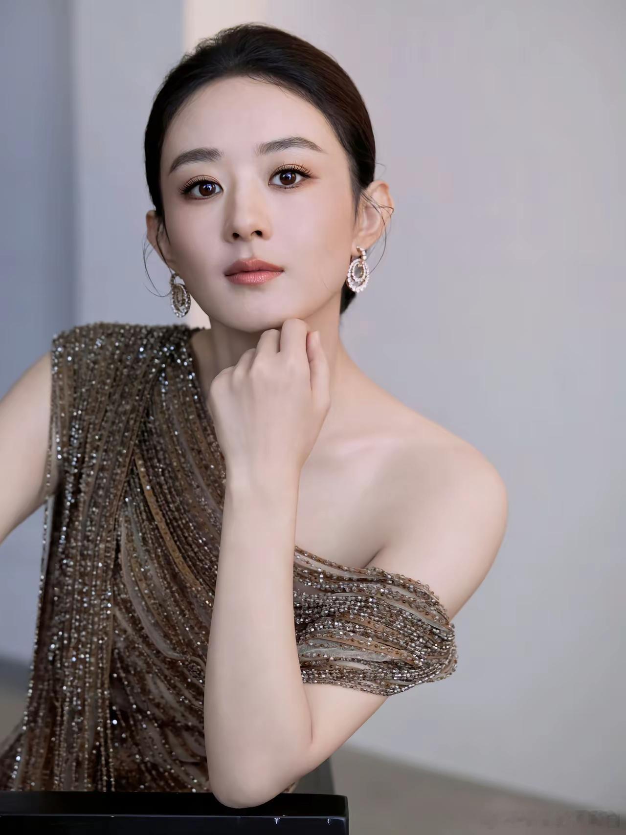 赵丽颖和杨幂今天参加活动出图，两位美女最近是不是都没啥作品上线，都是参加活动的消