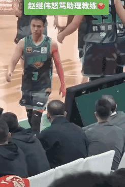 辽宁队少了赵继伟真的像是不会打球一样，没有一点组织，都是各自为战。       