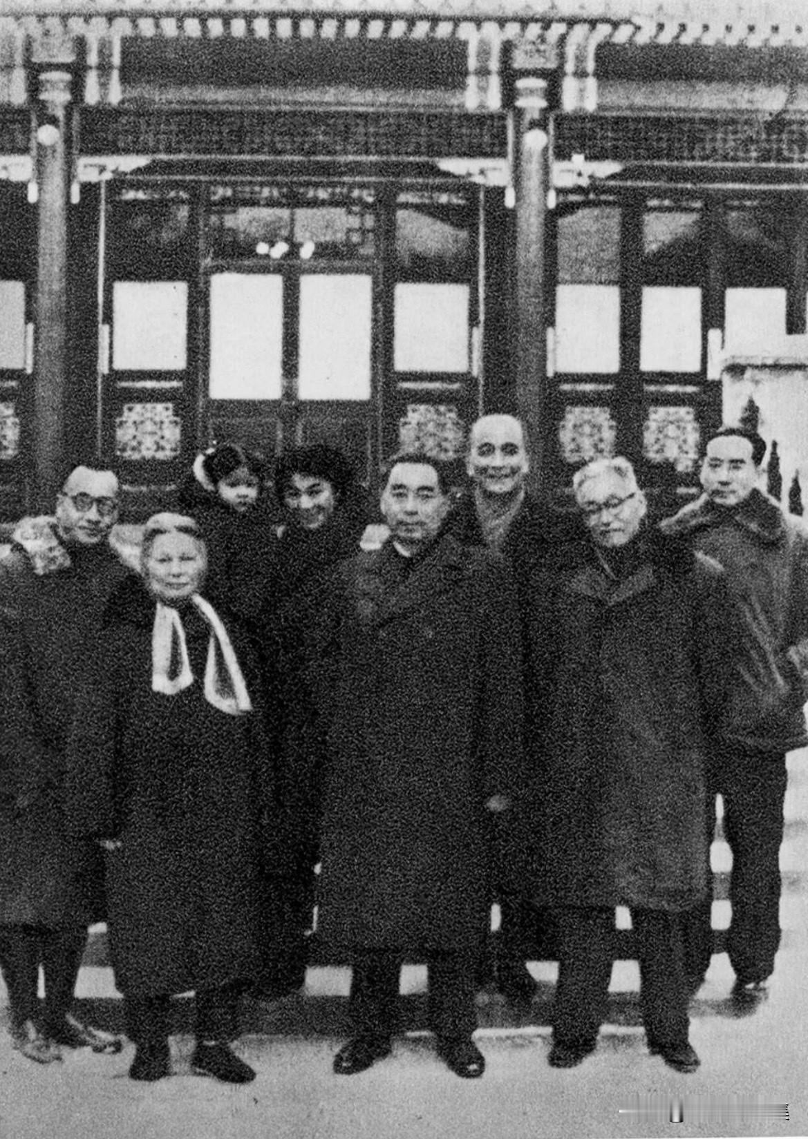 1960年春节前，周恩来和老朋友相聚。左起：李子克、李愚如、潘琪华（抱女儿）、周