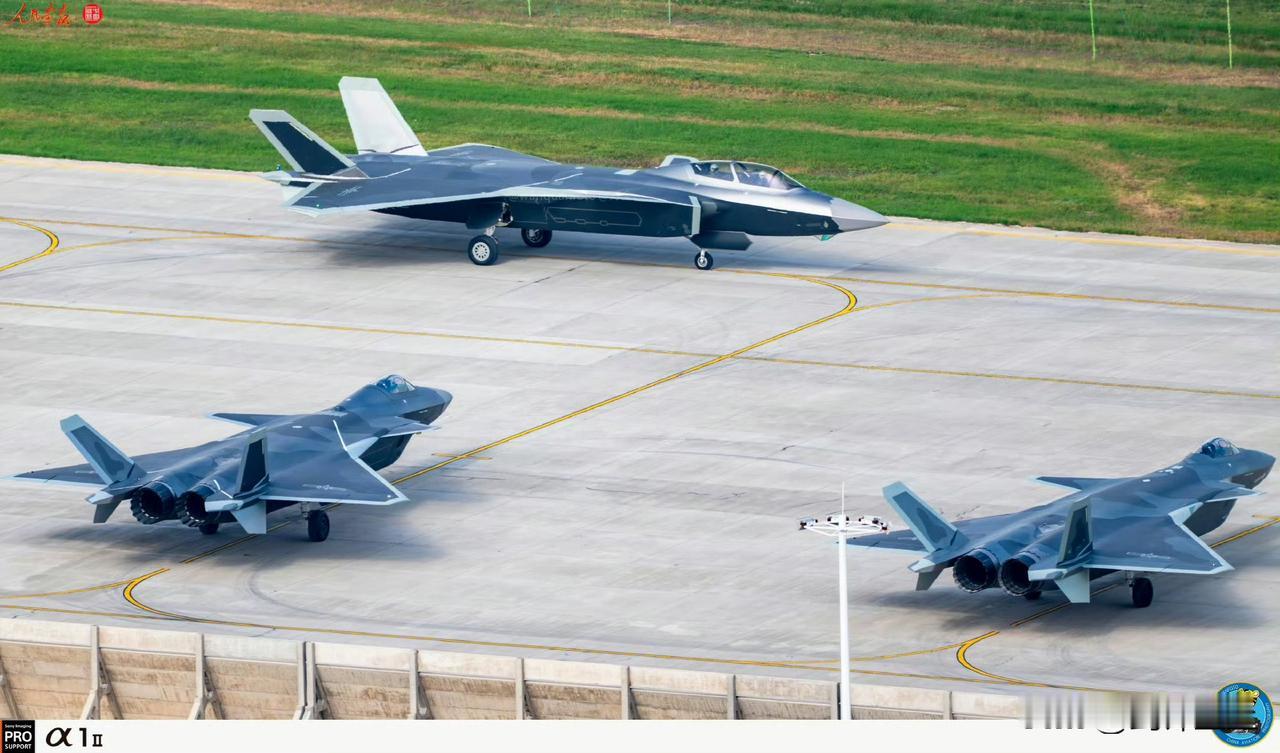 三款歼20同框
这是目前全世界最强的战斗机组合
也是全世界型号最丰富的重型五代隐