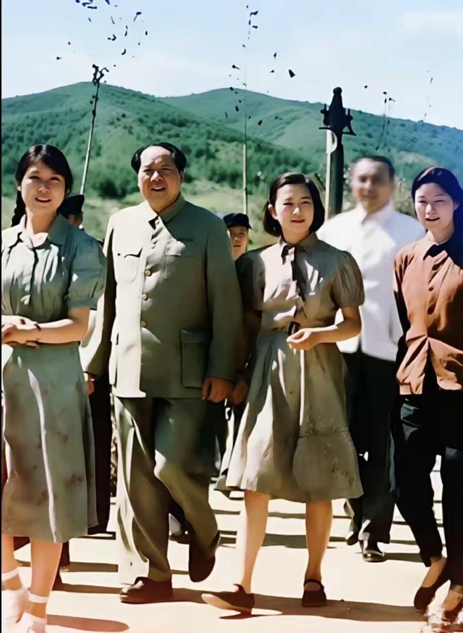 那个时候，毛主席有三个女儿，都不姓毛。一个是李敏，一个是李讷，还有一个是刘思齐。