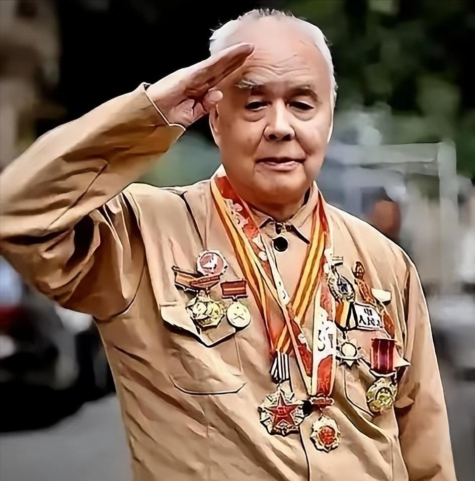 上甘岭一战，16岁的小战士唐章洪忽然尿急，竟然靠一泡尿救了整炮班，还立下特等功！