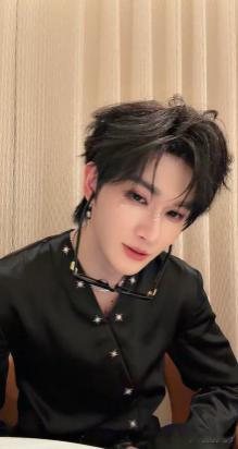 余宇涵直播 会主动找话题不让气氛冷场，贴心又懂事，这样的温柔真的很难让人不心动 