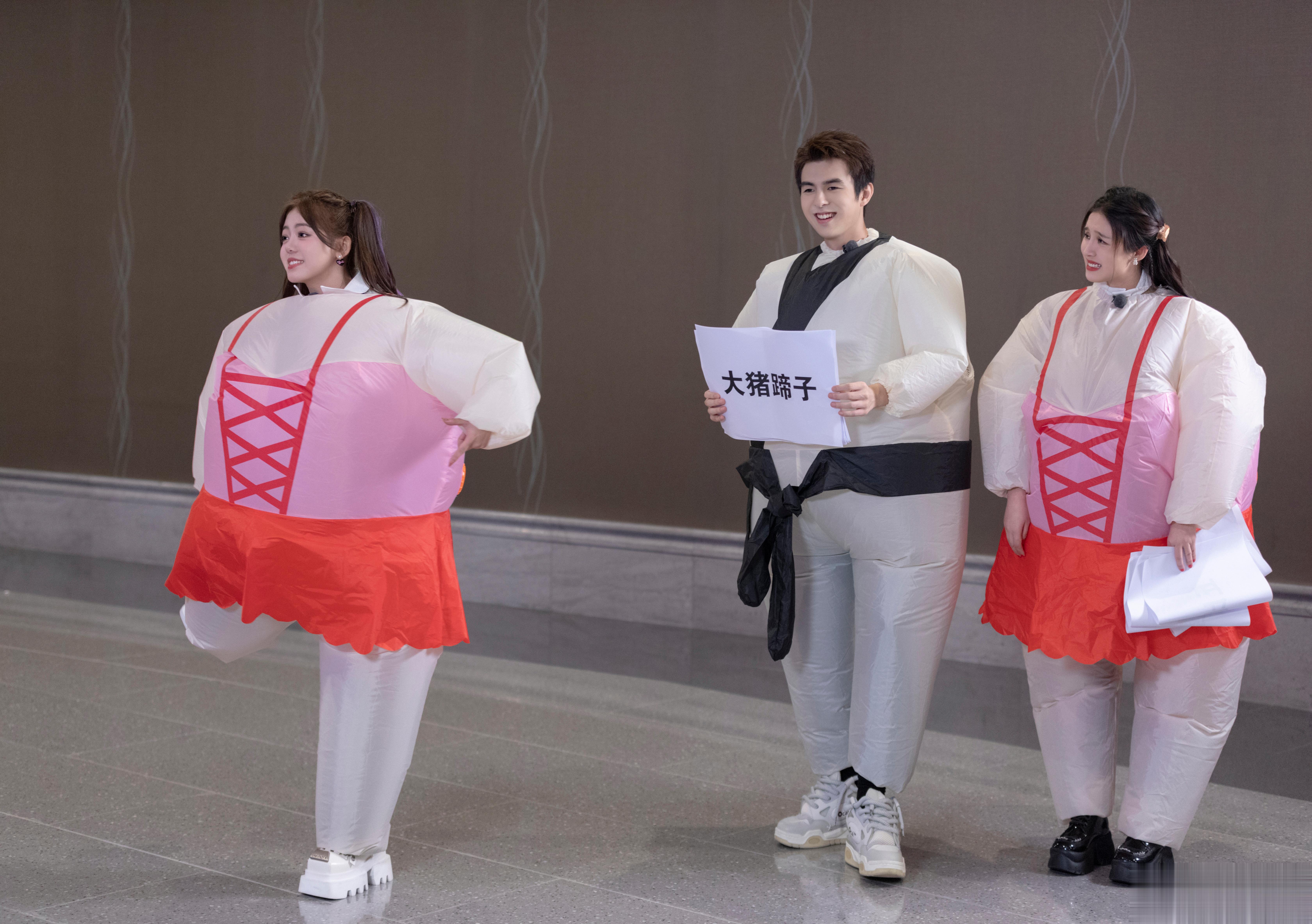 #黄子弘凡被大猪蹄子难住# 黄子弘凡可能万万没想到自己居然被大猪蹄子这个词难住了