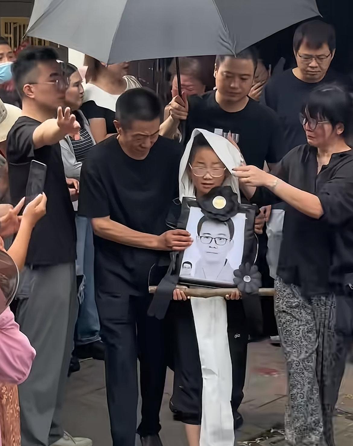 江苏沭阳儿科医生杨国辉正式下葬，百余辆车自发送别，交警特意安排一路绿灯，女儿抱遗