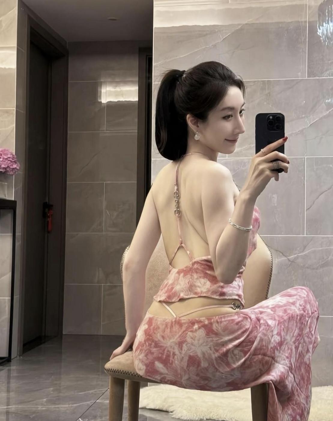 这背的线条质感绝佳，惊艳感很难用言语尽数描述✨后背美学 露背吊带美背
