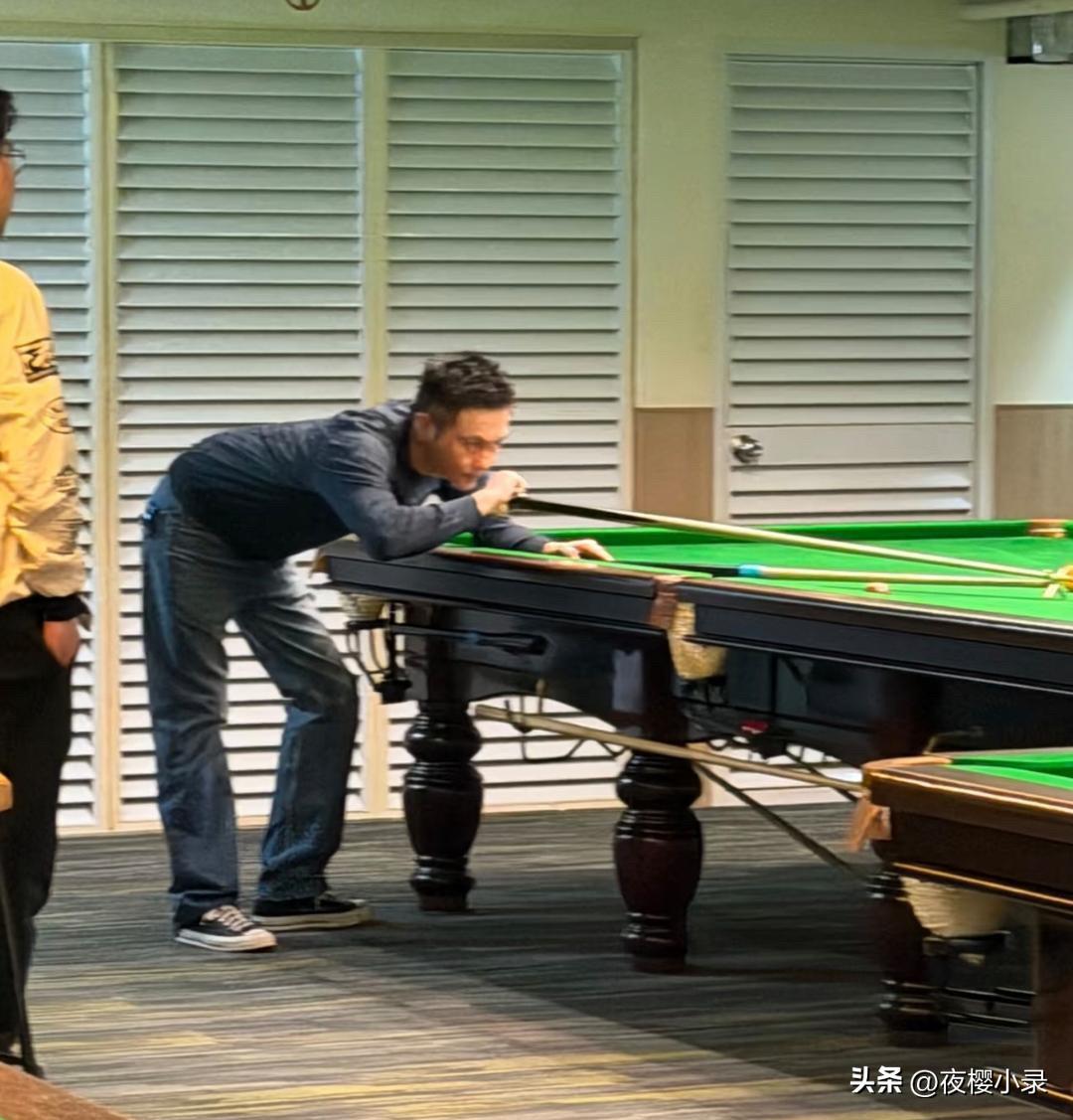 54岁张智霖在香港一家俱乐部打台球，他真人好帅气，身材非常好，看起来好年轻。他的