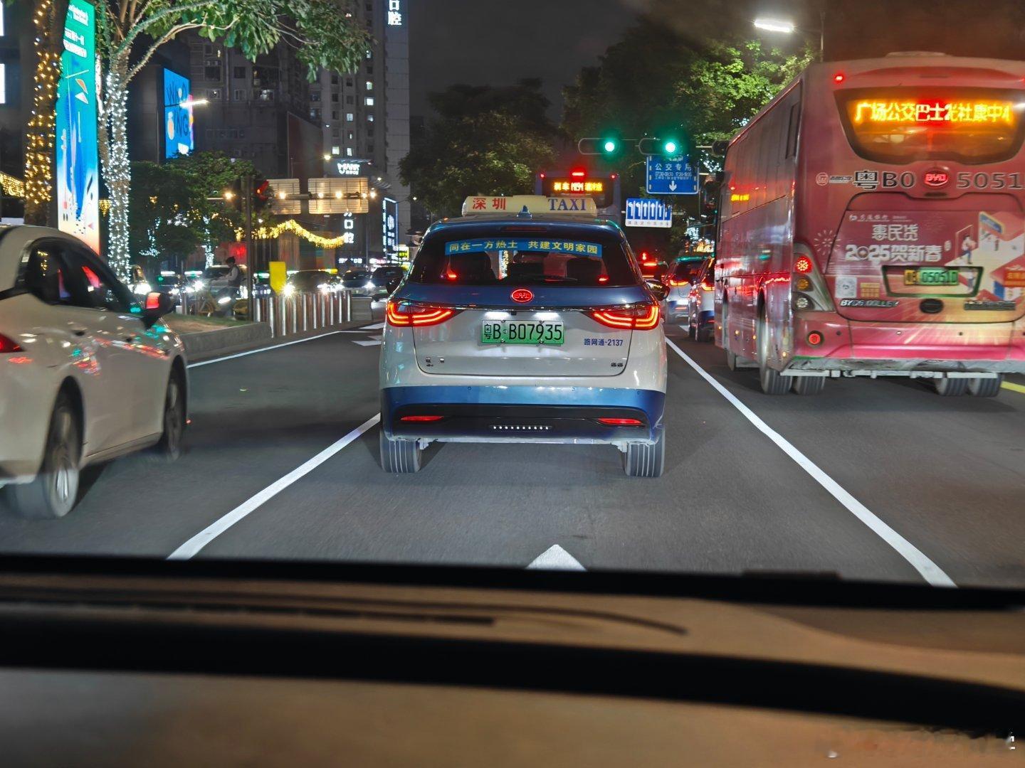 深圳出租车的地板，真的高，不舒服…… 